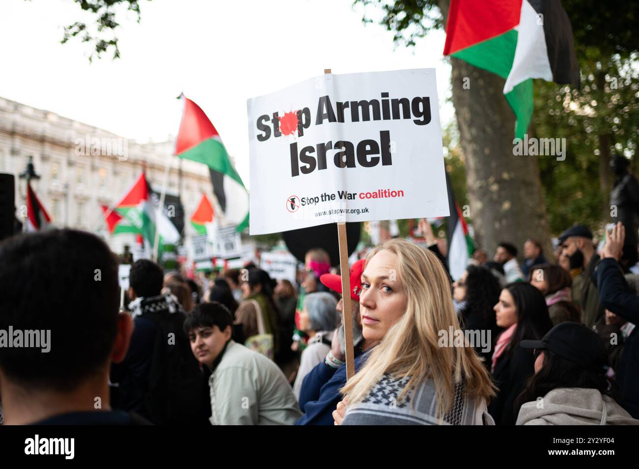 London, Großbritannien. September 2024. Ein Demonstrator, der während der Demonstration ein Plakat hielt. Nach dem Bombenanschlag auf die „Sicherheitszone“ von al-Mawasi in Gaza durch Israel versammelten sich propalästinensische Demonstranten vor der Downing Street 10, um die britische Regierung aufzufordern, ein vollständiges Waffenembargo gegen Israel zu verhängen. Quelle: SOPA Images Limited/Alamy Live News Stockfoto