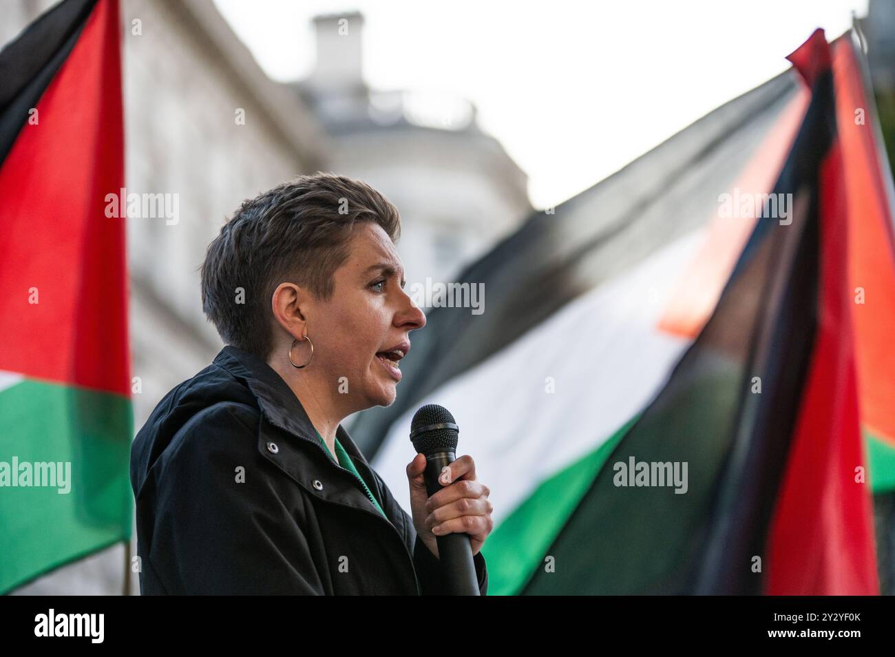 London, Großbritannien. September 2024. Die Co-Vorsitzende der Grünen Partei Carla Denyer sah, wie sie während der Demonstration vor der Menge sprach. Nach dem Bombenanschlag auf die „Sicherheitszone“ von al-Mawasi in Gaza durch Israel versammelten sich propalästinensische Demonstranten vor der Downing Street 10, um die britische Regierung aufzufordern, ein vollständiges Waffenembargo gegen Israel zu verhängen. Quelle: SOPA Images Limited/Alamy Live News Stockfoto