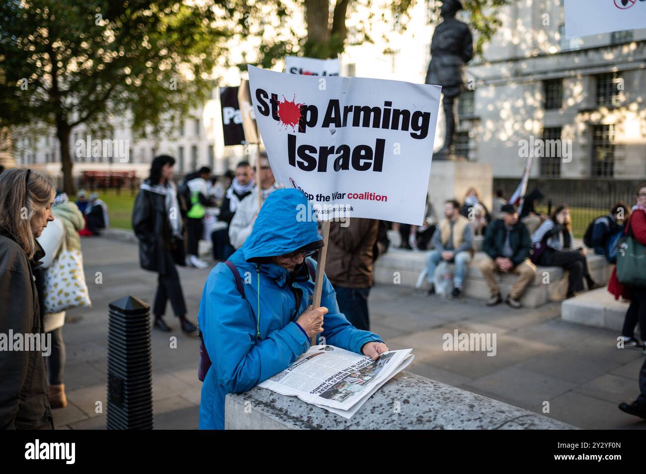 London, Großbritannien. September 2024. Ein Demonstrant, der während der Demonstration ein Plakat mit dem Titel „stoppt die Bewaffnung Israels“ hielt. Nach dem Bombenanschlag auf die „Sicherheitszone“ von al-Mawasi in Gaza durch Israel versammelten sich propalästinensische Demonstranten vor der Downing Street 10, um die britische Regierung aufzufordern, ein vollständiges Waffenembargo gegen Israel zu verhängen. Quelle: SOPA Images Limited/Alamy Live News Stockfoto