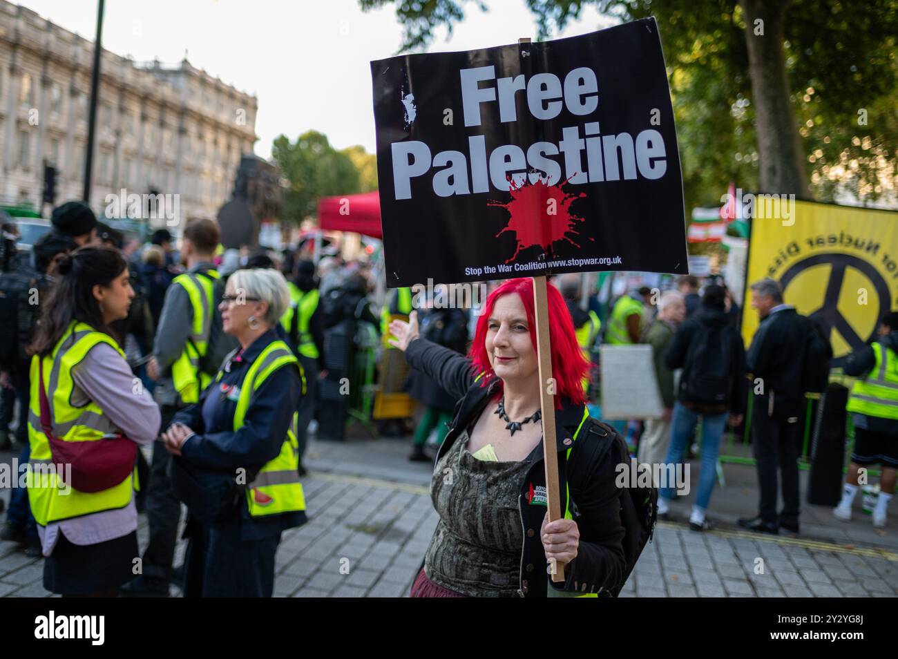 London, Großbritannien. September 2024. Ein Demonstrant hält während der Kundgebung ein Plakat mit der Aufschrift „freies Palästina“. Nach dem Bombenanschlag auf die „Sicherheitszone“ von al-Mawasi in Gaza durch Israel versammelten sich propalästinensische Demonstranten vor der Downing Street 10, um die britische Regierung aufzufordern, ein vollständiges Waffenembargo gegen Israel zu verhängen. (Foto: David Tramontan/SOPA Images/SIPA USA) Credit: SIPA USA/Alamy Live News Stockfoto