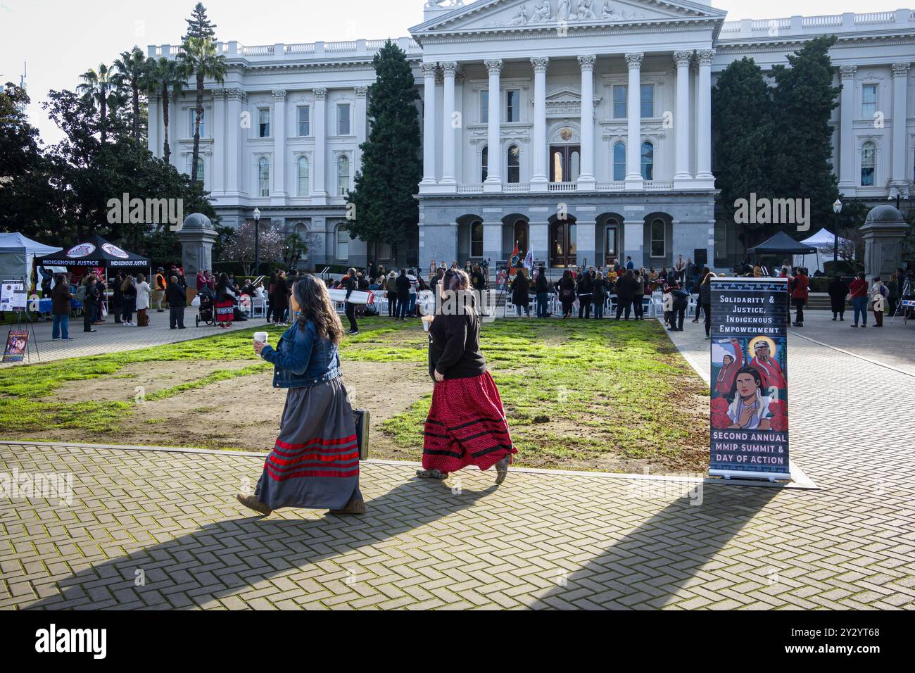 Zwei Frauen mit traditionellen Schleifenröcken begeben sich zum Aktionstag der vermissten und ermordeten indigenen Völker in der Hauptstadt. Stockfoto