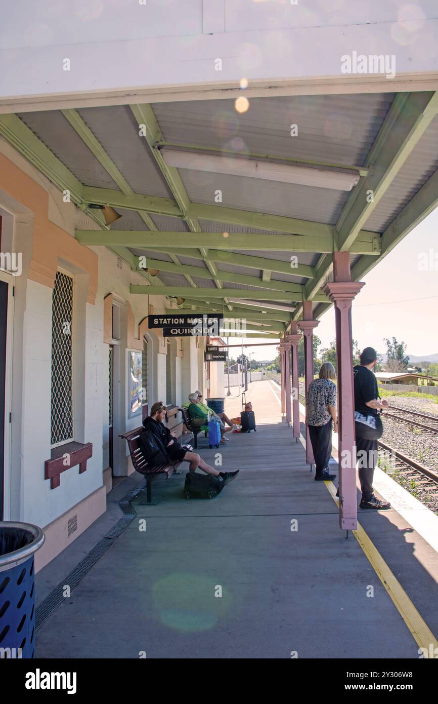 Der Bahnhof in der australischen Kleinstadt, der zum Weltkulturerbe erklärt wurde, wurde 1877 in Quirindi New South Wales gebaut, wo Passagiere auf den täglichen Zug nach S warteten Stockfoto