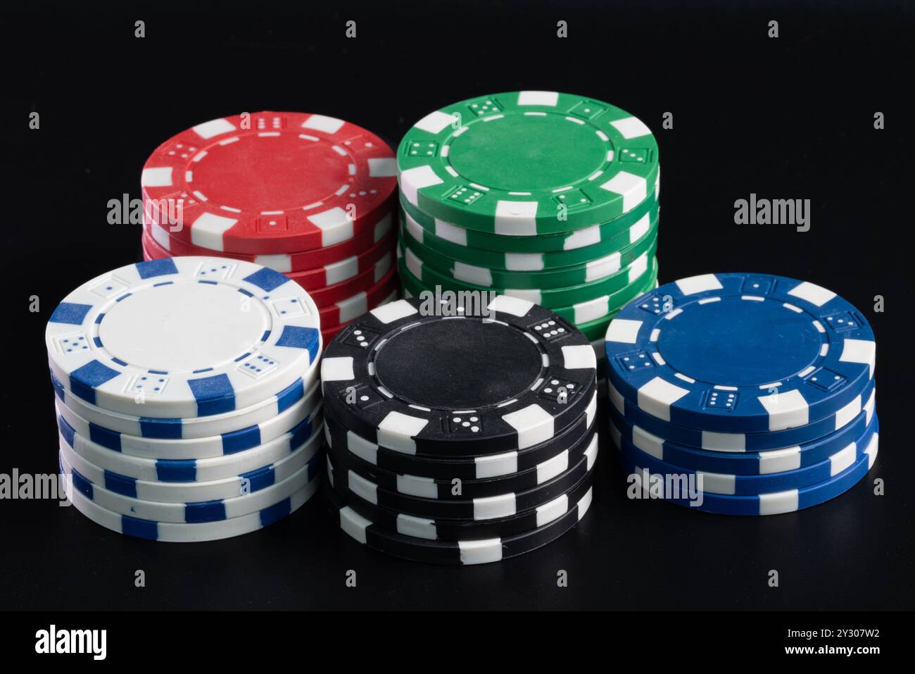 Poker Chips in allen klassischen Farben, gestapelt nach Farben Stockfoto