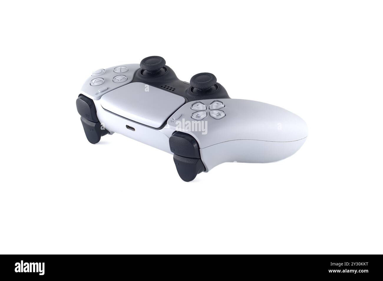 Ein weißer Gaming-Controller mit modernem Design, ergonomischen und flüssigen Funktionen, perfekt für ein fesselndes Gaming-Erlebnis. Stockfoto