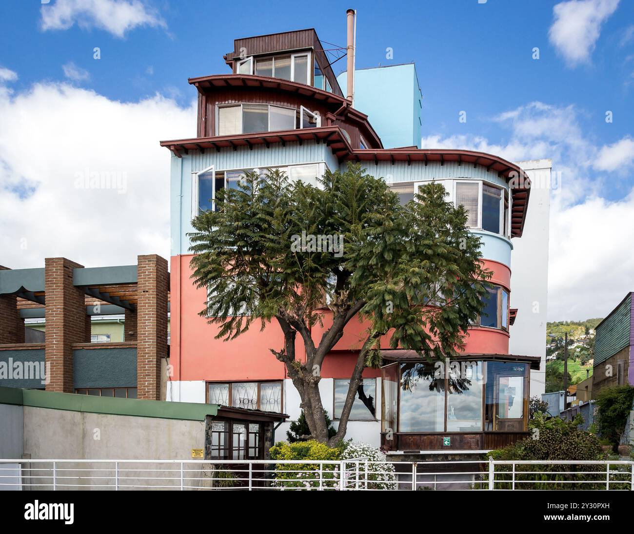 Blick auf La Sebastiana, eines der drei Häuser des chilenischen Dichters Pablo Neruda. Das Hotel befindet sich in Valparaíso am Cerro Bellavista, Chile. Stockfoto