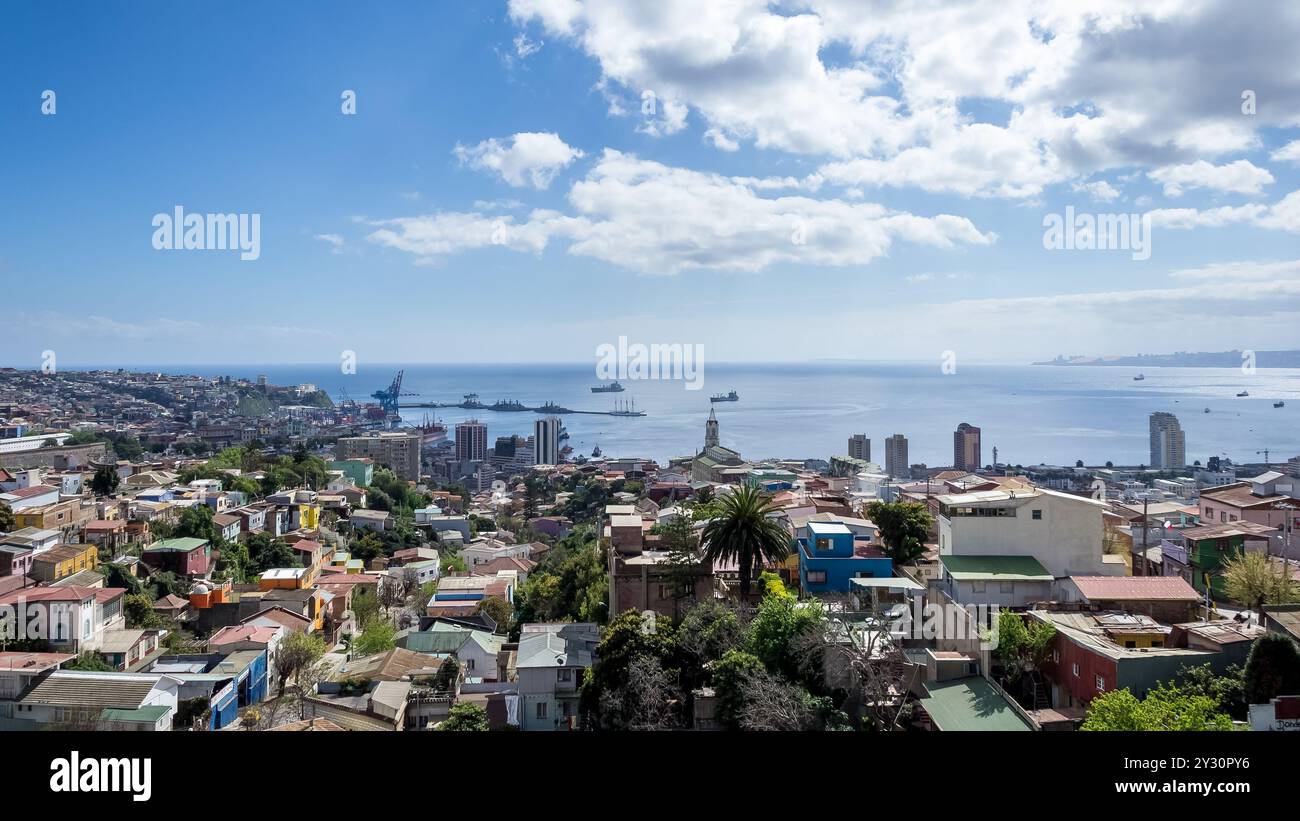 Stadtlandschaft der Bucht von Valparaíso an einem sonnigen und bewölkten Morgen, Provinz Valparaíso, Region Valparaíso, Chile. Stockfoto