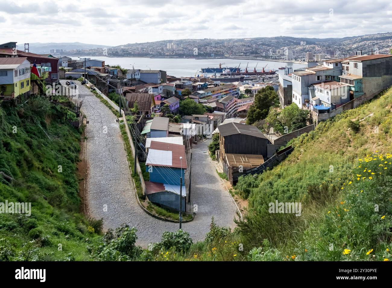 Stadtlandschaft der Bucht von Valparaíso an einem sonnigen und bewölkten Morgen, Provinz Valparaíso, Region Valparaíso, Chile. Stockfoto