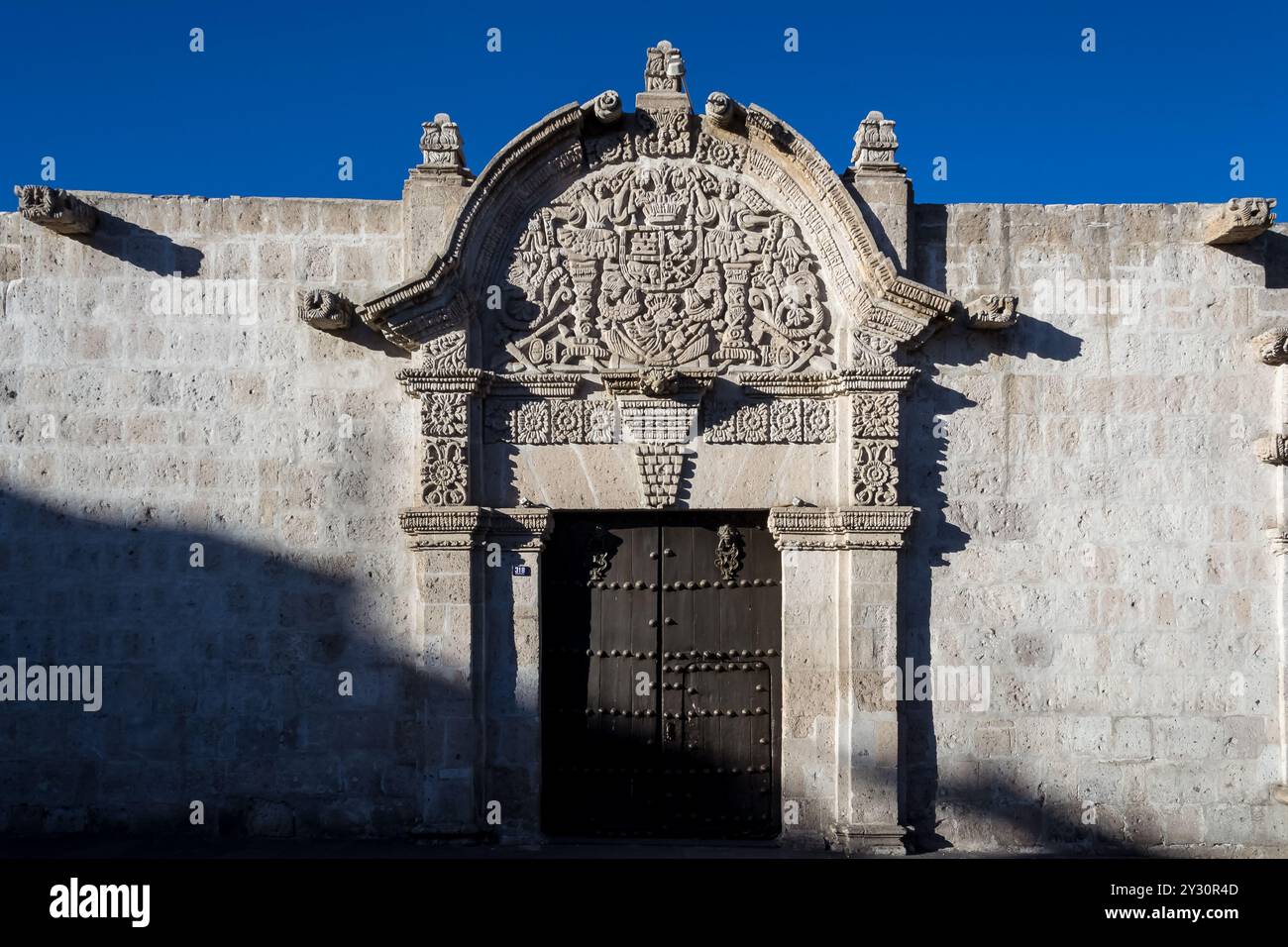 Detail der „Casa del Moral“ (Haus des Maulbeerbaums), ein großes angestammtes Haus in Arequipa, ein Beispiel für die barocke Zivilarchitektur der Anden Stockfoto