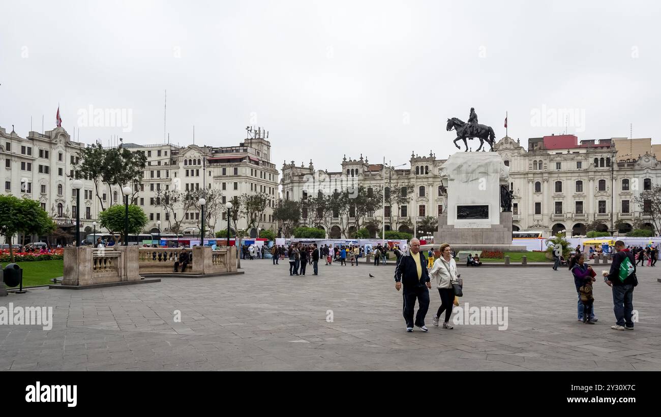 Blick auf das Denkmal für José de San Martín, einen argentinischen Führer, der Perus Unabhängigkeit förderte, im historischen Zentrum von Lima. Stockfoto
