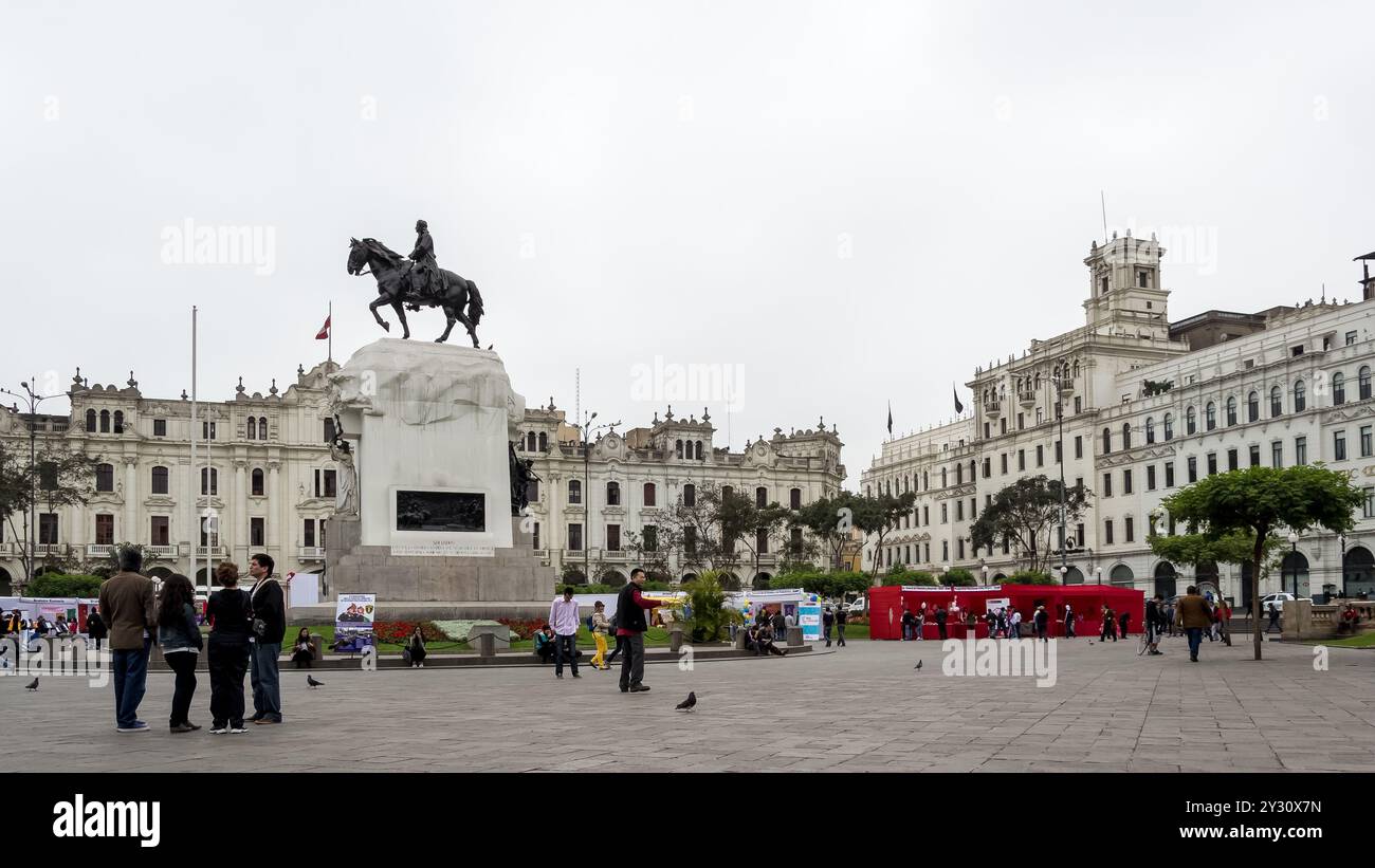 Blick auf das Denkmal für José de San Martín, einen argentinischen Führer, der Perus Unabhängigkeit förderte, im historischen Zentrum von Lima. Stockfoto