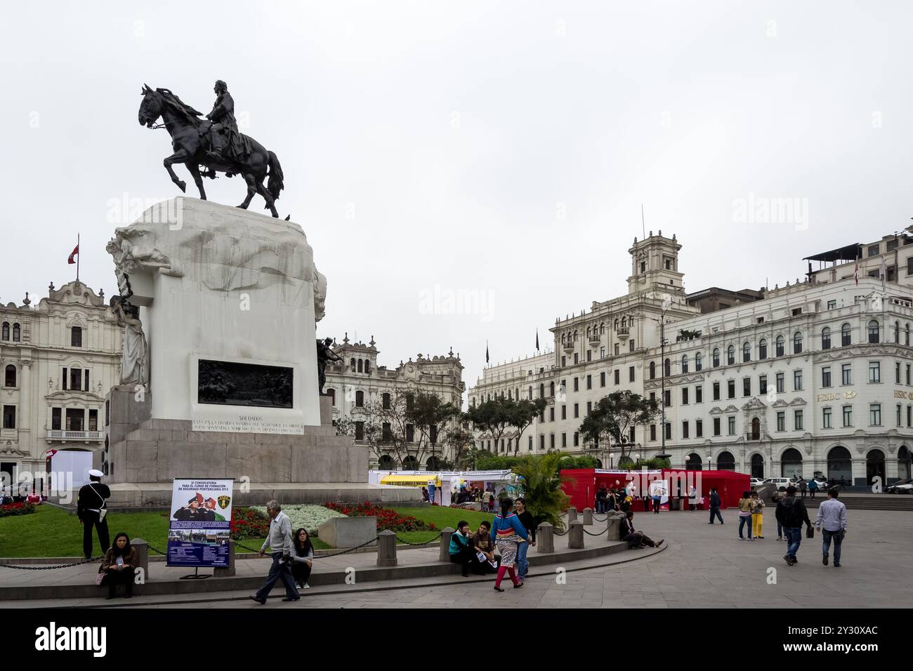 Blick auf das Denkmal für José de San Martín, einen argentinischen Führer, der Perus Unabhängigkeit förderte, im historischen Zentrum von Lima. Stockfoto