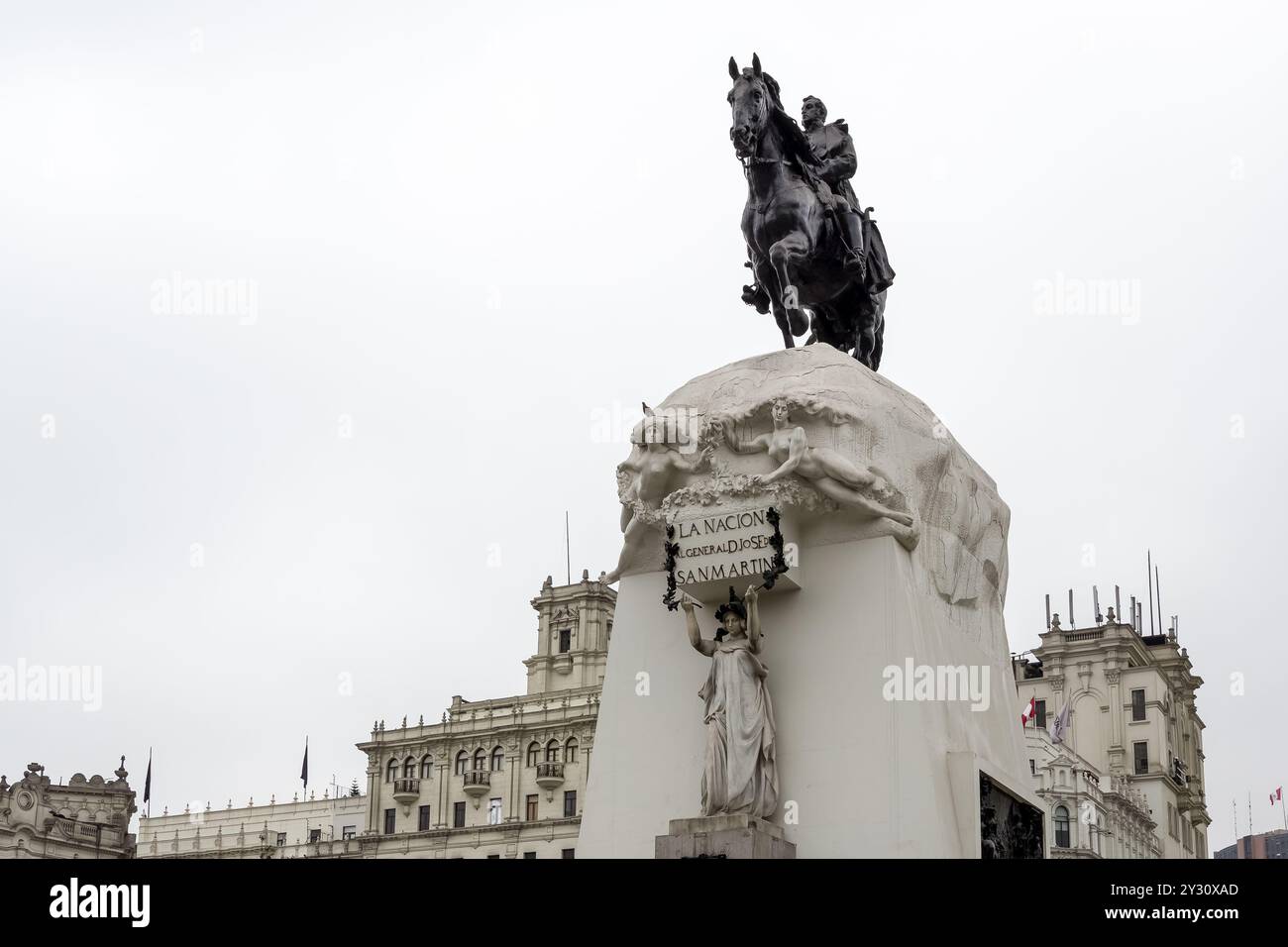 Blick auf das Denkmal für José de San Martín, einen argentinischen Führer, der Perus Unabhängigkeit förderte, im historischen Zentrum von Lima. Stockfoto