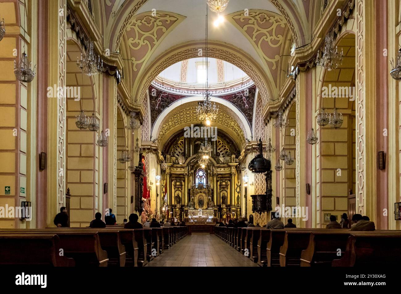 Das Innere der Basilika und des Prioriums Nuestra Señora de la Merced, einer katholischen Kirche in Lima, Peru, im barocken Stil der Churrigueresken gestaltet Stockfoto