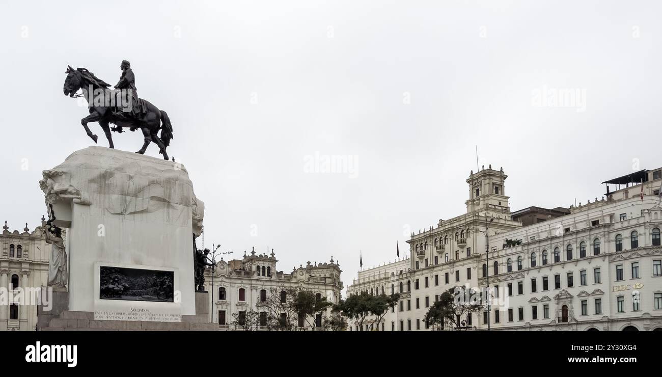 Blick auf das Denkmal für José de San Martín, einen argentinischen Führer, der Perus Unabhängigkeit förderte, im historischen Zentrum von Lima. Stockfoto