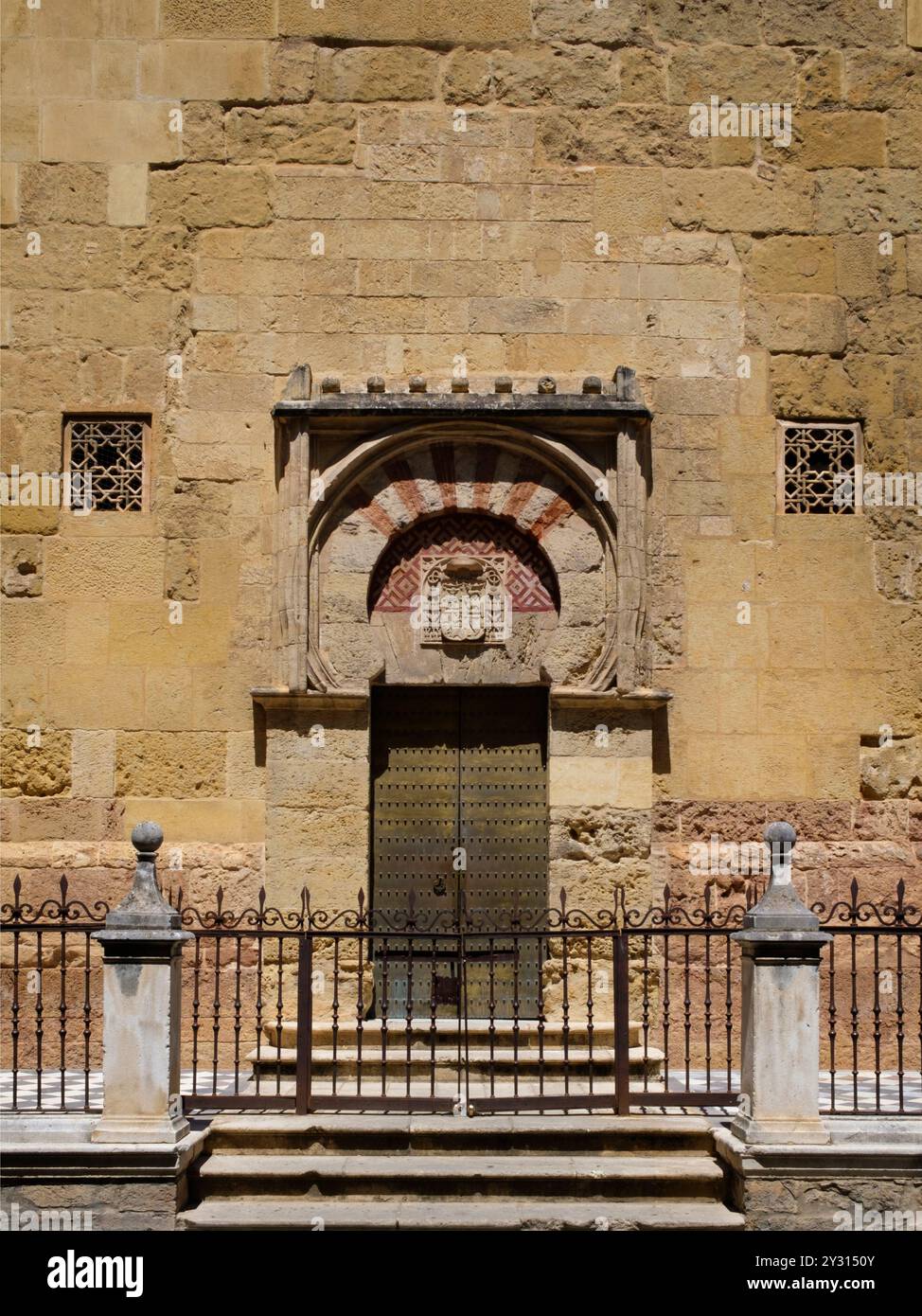 Spanien: Puerta de San Miguel (Tor des Heiligen Michael), Mezquita oder die Moschee-Kathedrale von Cordoba (Kathedrale unserer Lieben Frau von der Himmelfahrt), Cordoba. Der Bau der Großen Moschee begann 785–786 und endete ein Jahr später 786–787. 1236 wurde Córdoba von König Ferdinand III. Von Kastilien als Teil der Reconquista erobert. Nach der Eroberung der Stadt wurde die Moschee in eine katholische Kathedrale umgewandelt, die der Jungfrau Maria (Santa Maria) geweiht ist. Stockfoto