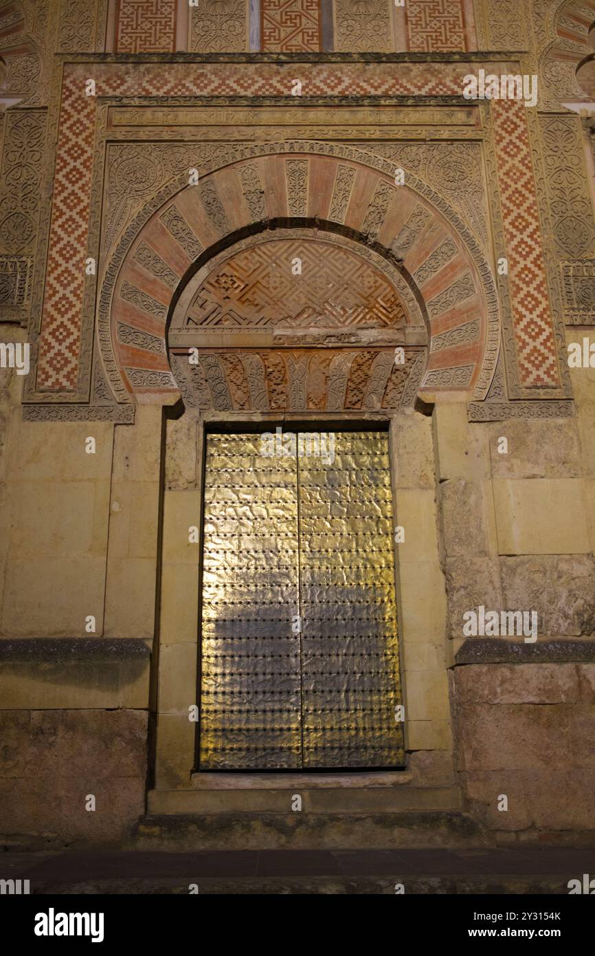 Spanien: Puerta del Espiritu Santo (Tür des Heiligen Geistes), Mezquita oder die Moschee-Kathedrale von Cordoba (Kathedrale unserer Lieben Frau von der Himmelfahrt), Cordoba. Der Bau der Großen Moschee begann 785–786 und endete ein Jahr später 786–787. 1236 wurde Córdoba von König Ferdinand III. Von Kastilien als Teil der Reconquista erobert. Nach der Eroberung der Stadt wurde die Moschee in eine katholische Kathedrale umgewandelt, die der Jungfrau Maria (Santa Maria) geweiht ist. Stockfoto