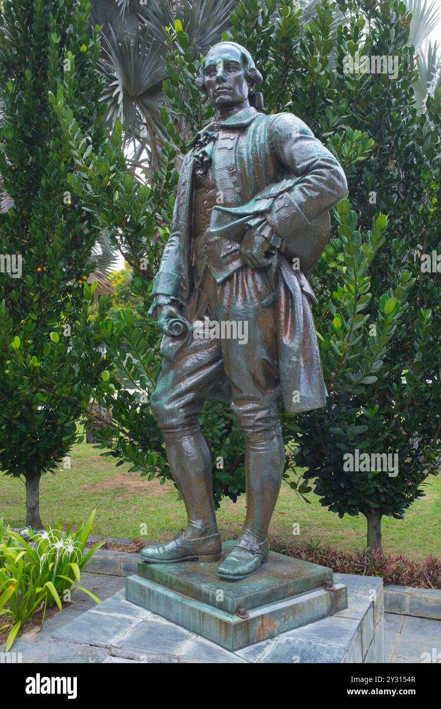 England/Malaysia/Thailand: Captain Sir Francis Light (1740–1794), Gründer der britischen Kolonie Penang, heute Penang State, Malaysia. Statue in Fort Cornwallis, Penang. Francis Light diente von 1759 bis 1763 als Midshipman der Royal Navy, suchte aber sein Vermögen in den Kolonien. Ab 1765 arbeitete er als privater Landhändler. Etwa zehn Jahre lang hatte er sein Hauptquartier in Salang, Thailand, bei Phuket, wo er einen fehlgeschlagenen französischen Handelsposten wiederbelebte. Während seines Aufenthalts dort lernte er mehrere Sprachen, darunter Malaiisch und Siamesisch, zu sprechen und zu schreiben. Stockfoto