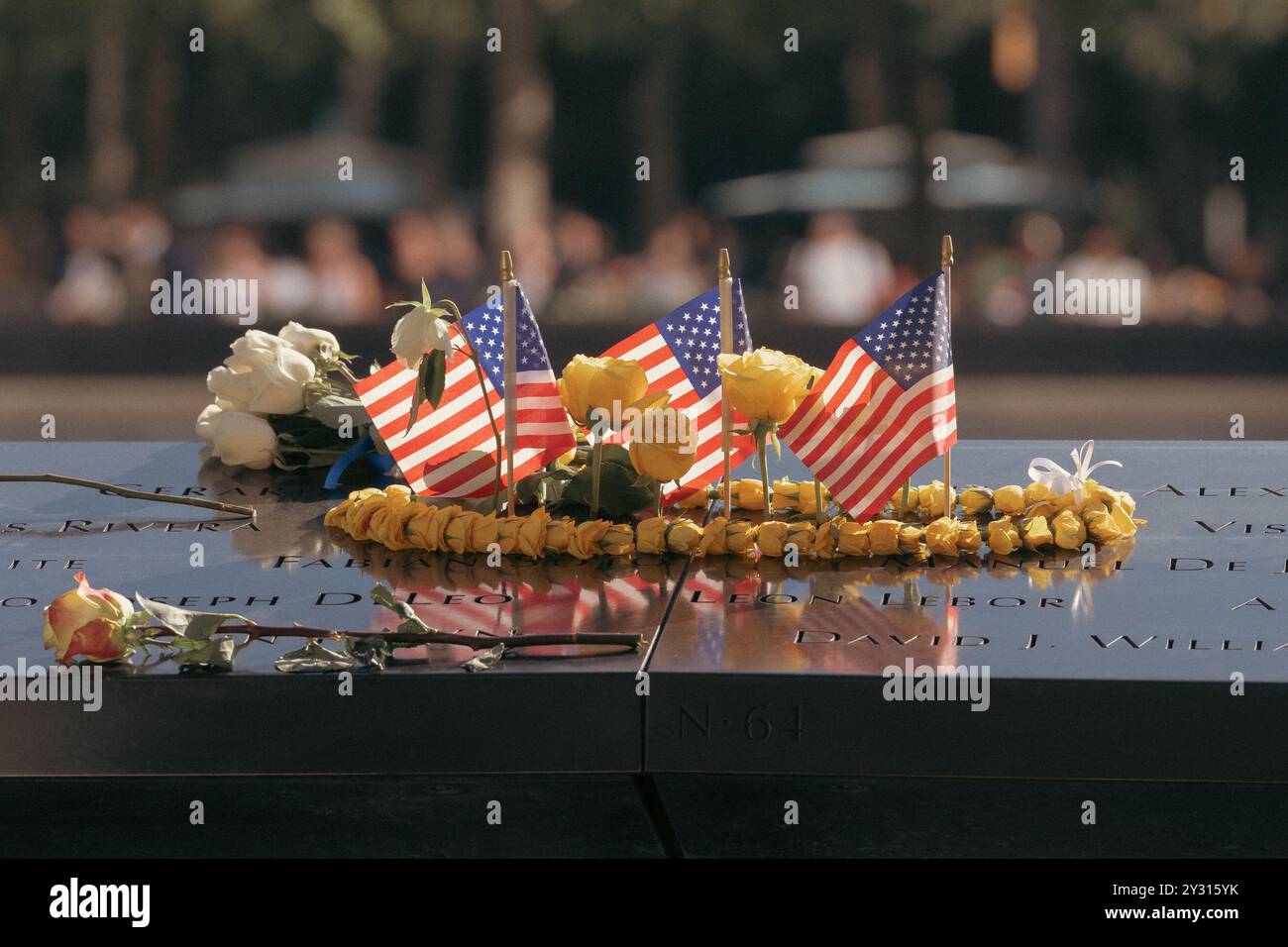 Manhattan, USA. September 2024. Am Mittwoch, den 11. September 2024, besuchen die Menschen das World Trade Center Memorial zur 23. Gedenkfeier des Twin Towers Attentats in Lower Manhattan, NY. (Foto: Cristina Matuozzi/SIPA USA) Credit: SIPA USA/Alamy Live News Stockfoto