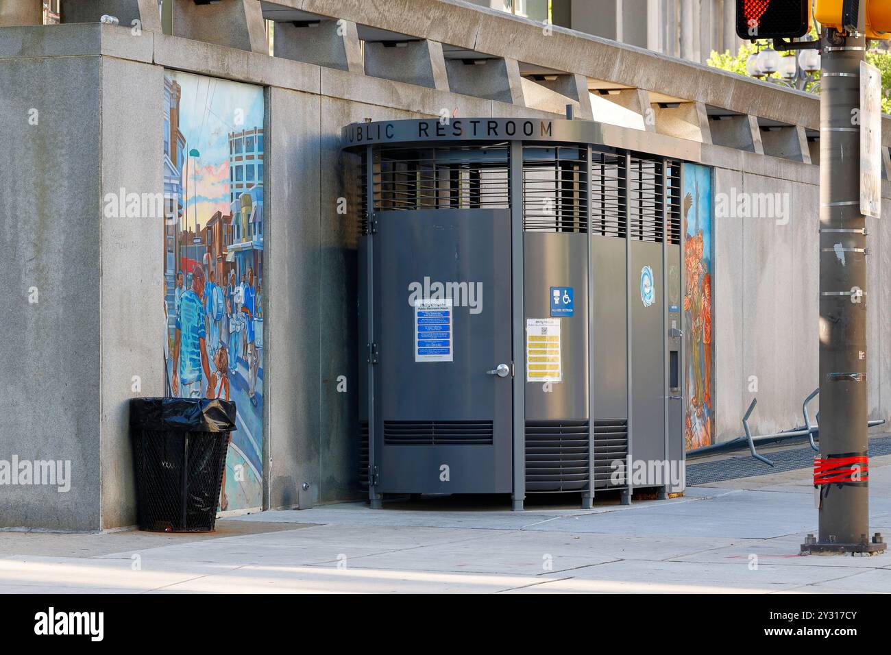 Ein Philly Phlush vor dem Municipal Services Building, Philadelphia, Pennsylvania. Portland Loo ist eine einfache, schnörkellose öffentliche Toilette, die in Oregon hergestellt wird Stockfoto