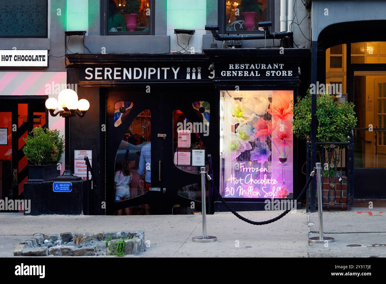 Serendipity 3, 225 E 60th St, New York, NYC, Storefront Foto von einem gefrorenen Dessert-Café mit heißer Schokolade in Manhattans Upper East Side Stockfoto
