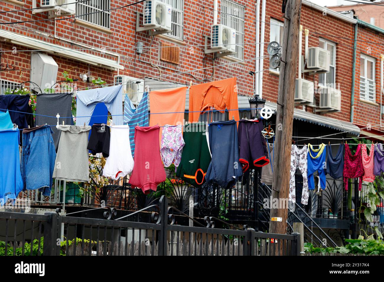 Wäscheleine trocknen auf einer Wäscheleine im Hinterhof eines Mehrfamilienhauses. Stockfoto