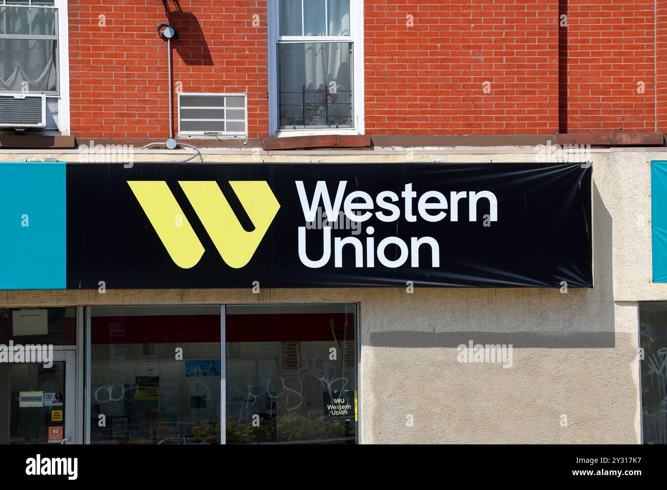 Beschilderung für Western Union, ein Finanzdienstleistungsunternehmen, das Überweisungen und Geldtransfers anbietet Stockfoto