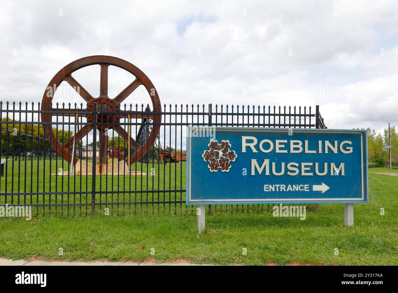 Beschilderung zum Roebling Museum in 100 2nd Ave, Roebling, New Jersey. Ein 124-Tonnen-Schwungrad, das einst Teil des Stahlwerks war. Stockfoto