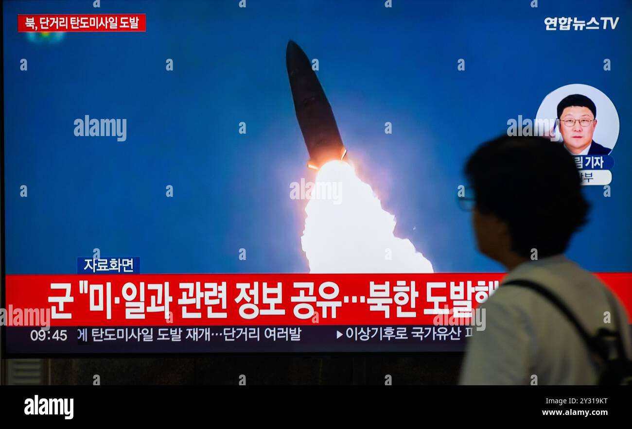 Seoul, Südkorea. September 2024. Eine 24-stündige Yonhapnews-Fernsehsendung am Bahnhof Yongsan in Seoul, die eine Nachrichtenübertragung mit einem Dateibild des Raketenstarts Nordkoreas zeigt. Nordkorea feuerte am 12. September mehrere ballistische Kurzstreckenraketen in Richtung Ostsee ab, sagte das südkoreanische Militär, eine Woche nachdem Pjöngjang gewarnt hatte, dass Südkorea und die Vereinigten Staaten einen "guten Preis" für ihre gemeinsamen Übungen zahlen müssen. (Foto: Kim Jae-Hwan/SOPA Images/SIPA USA) Credit: SIPA USA/Alamy Live News Stockfoto