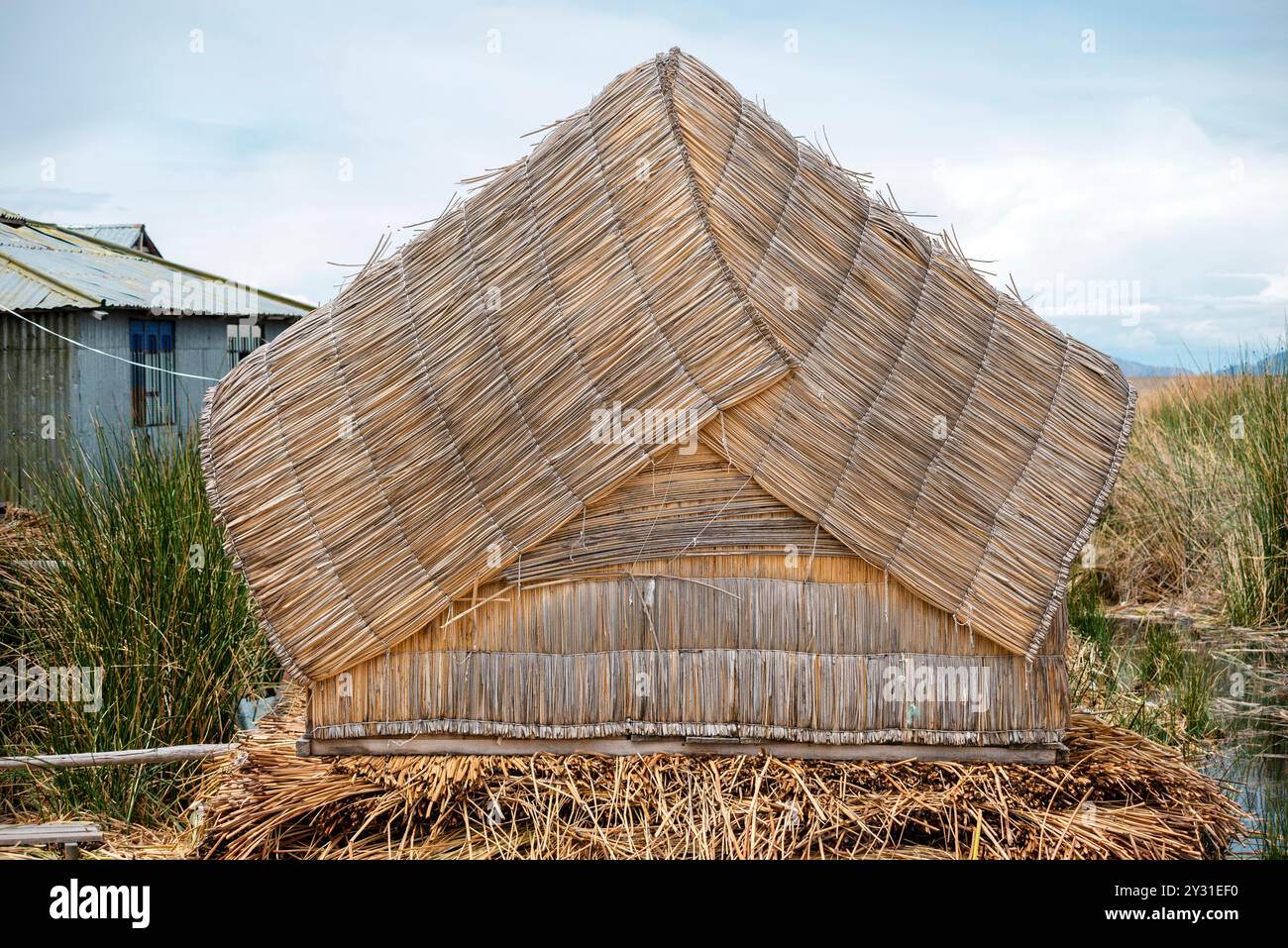 Traditionelle Schilfhütte von den berühmten schwimmenden Uros-Inseln am Titicacasee in Peru Stockfoto