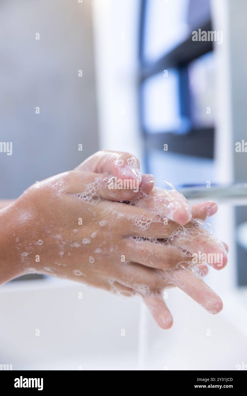 Zu Hause, Frau wascht Hände mit Seife, Person pflegt Hygiene im Spa-Setting Stockfoto