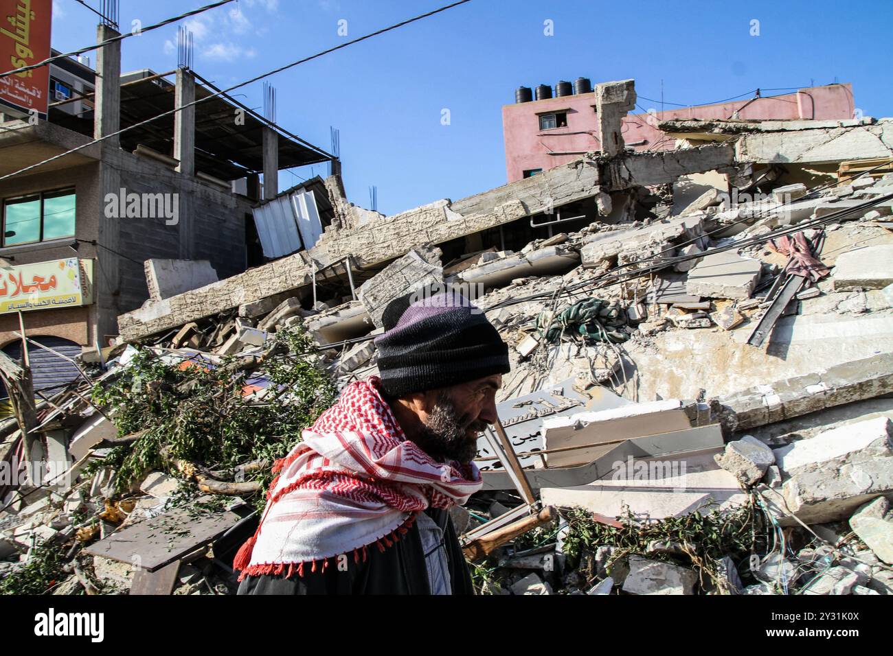 Gaza, Palästina, 26. März 2019. Die Palästinenser bewerten die Schäden am Standort des Multazim-Versicherungsgebäudes, das am 25. März durch israelische Bombardements im Osten von Gaza-Stadt zerstört wurde. Israelische Kampfflugzeuge führten Dutzende von Luftangriffen im südlichen, mittleren und nördlichen Gazastreifen durch, nachdem eine Gaza-Rakete ein israelisches Haus nördlich von Tel Aviv in Zentralisrael getroffen hatte und sieben Israelis verletzt hatte. Israelische Kampfflugzeuge zielten auf Standorte der Hamas sowie Dutzende Wohn- und Geschäftsgebäude ab, und laut dem palästinensischen Gesundheitsministerium in Gaza leiden sieben Palästinenser Stockfoto
