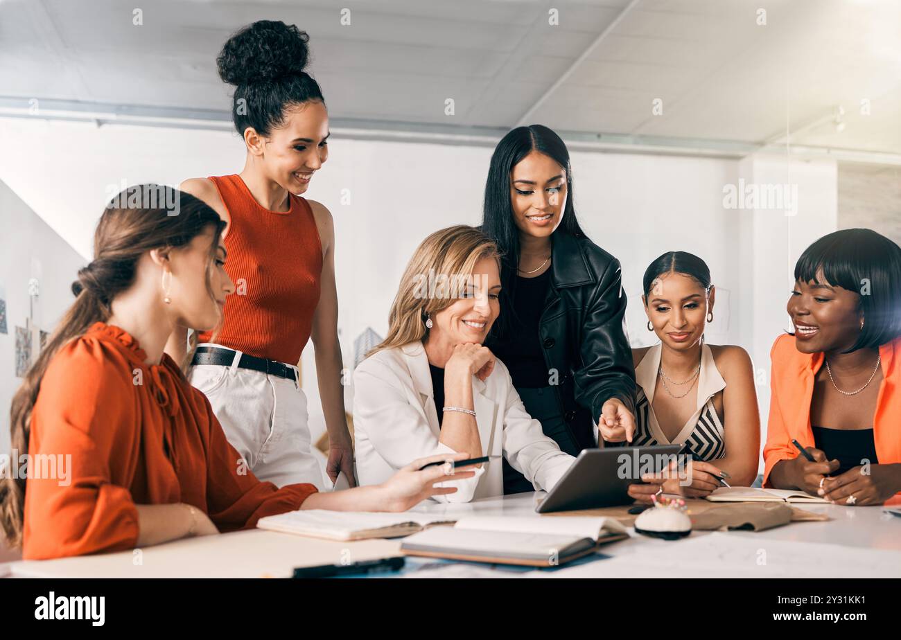 Geschäftsleute, Tablet-PCs und Frauen bei Meetings, Planungen und Brainstorming im Büro. Mode, Journalist oder Mitarbeiter mit Dokumenten, Zeitschriftenagentur Stockfoto