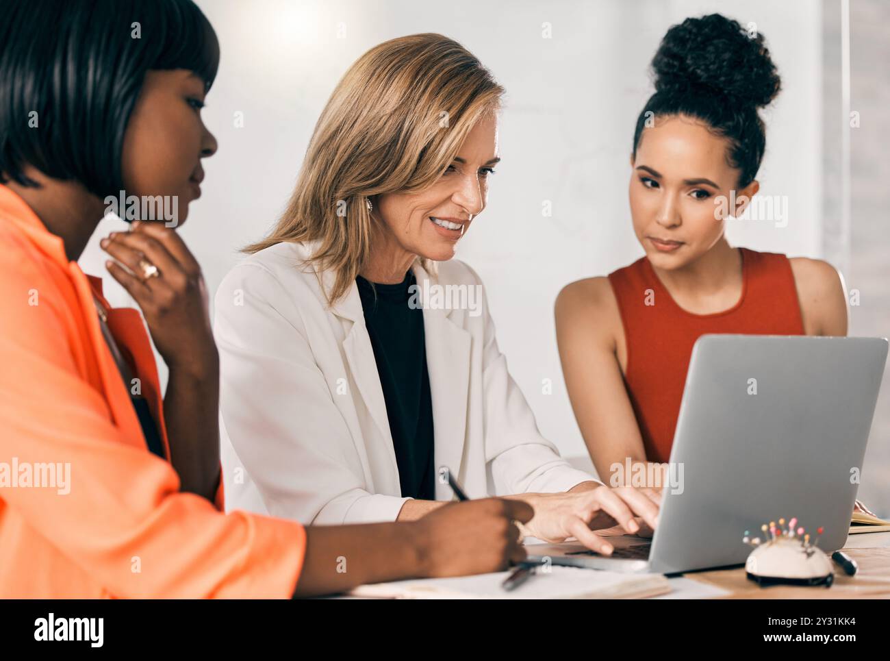 Geschäftsleute, Laptop und Frauen in Meetings, Brainstorming im Büro und Zusammenarbeit. Mitarbeiter, Teamwork oder Modejournalist mit Dokumenten Stockfoto