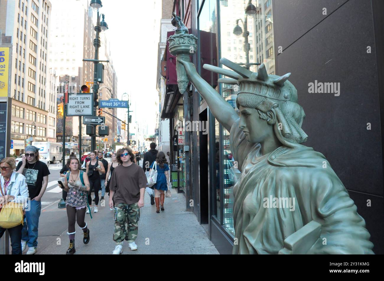 New York, Usa. September 2024. Die Leute laufen an einem Modell der Freiheitsstatue vor einem Geschäft in Manhattan, New York City, vorbei. (Foto: Jimin Kim/SOPA Images/SIPA USA) Credit: SIPA USA/Alamy Live News Stockfoto