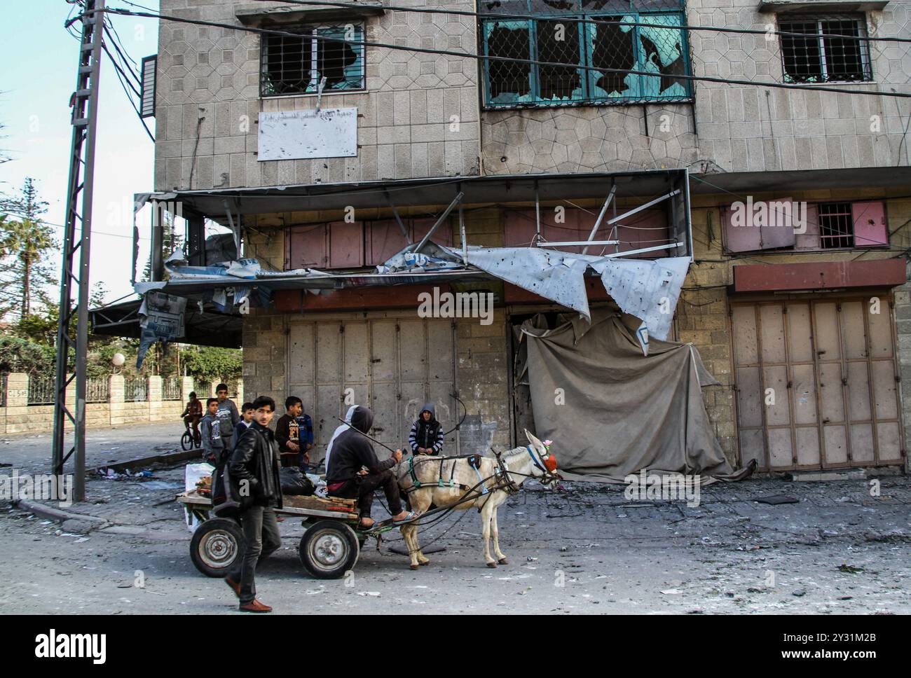 Gaza, Palästina, 26. März 2019. Die Palästinenser bewerten die Schäden am Standort des Multazim-Versicherungsgebäudes, das am 25. März durch israelische Bombardements im Osten von Gaza-Stadt zerstört wurde. Israelische Kampfflugzeuge führten Dutzende von Luftangriffen im südlichen, mittleren und nördlichen Gazastreifen durch, nachdem eine Gaza-Rakete ein israelisches Haus nördlich von Tel Aviv in Zentralisrael getroffen hatte und sieben Israelis verletzt hatte. Israelische Kampfflugzeuge zielten auf Standorte der Hamas sowie Dutzende Wohn- und Geschäftsgebäude ab, und laut dem palästinensischen Gesundheitsministerium in Gaza leiden sieben Palästinenser Stockfoto