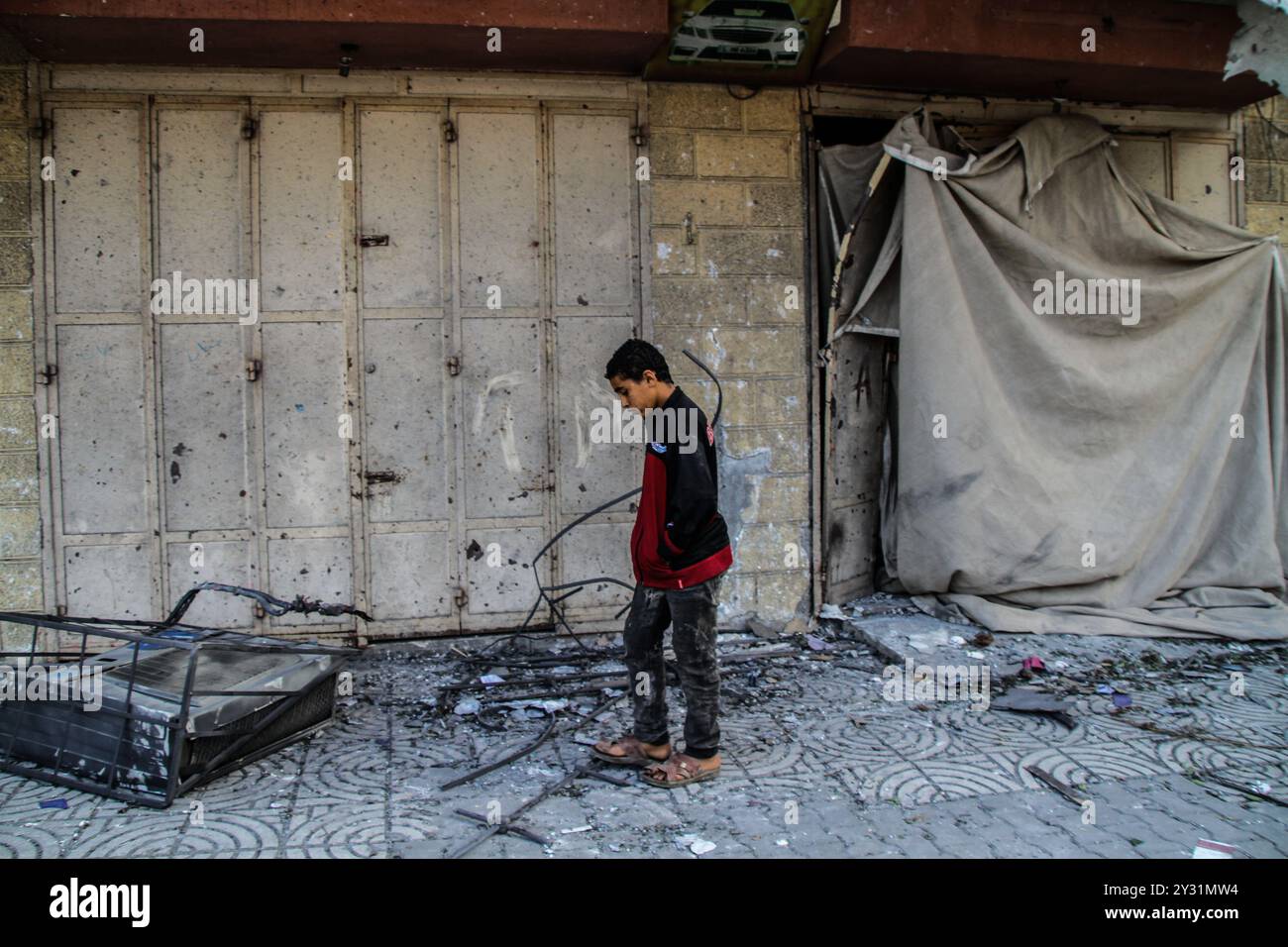 Gaza, Palästina, 26. März 2019. Die Palästinenser bewerten die Schäden am Standort des Multazim-Versicherungsgebäudes, das am 25. März durch israelische Bombardements im Osten von Gaza-Stadt zerstört wurde. Israelische Kampfflugzeuge führten Dutzende von Luftangriffen im südlichen, mittleren und nördlichen Gazastreifen durch, nachdem eine Gaza-Rakete ein israelisches Haus nördlich von Tel Aviv in Zentralisrael getroffen hatte und sieben Israelis verletzt hatte. Israelische Kampfflugzeuge zielten auf Standorte der Hamas sowie Dutzende Wohn- und Geschäftsgebäude ab, und laut dem palästinensischen Gesundheitsministerium in Gaza leiden sieben Palästinenser Stockfoto