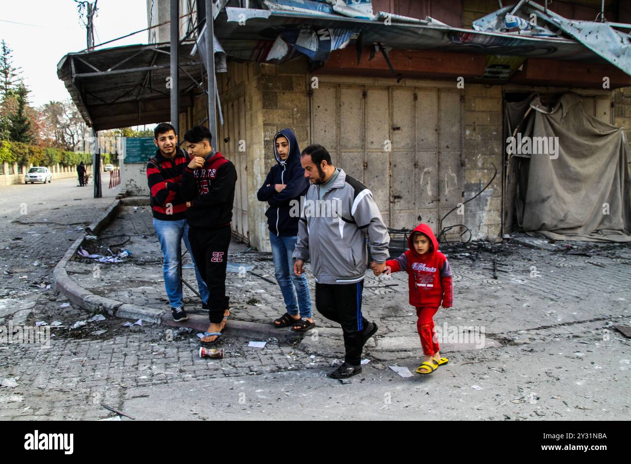 Gaza, Palästina, 26. März 2019. Die Palästinenser bewerten die Schäden am Standort des Multazim-Versicherungsgebäudes, das am 25. März durch israelische Bombardements im Osten von Gaza-Stadt zerstört wurde. Israelische Kampfflugzeuge führten Dutzende von Luftangriffen im südlichen, mittleren und nördlichen Gazastreifen durch, nachdem eine Gaza-Rakete ein israelisches Haus nördlich von Tel Aviv in Zentralisrael getroffen hatte und sieben Israelis verletzt hatte. Israelische Kampfflugzeuge zielten auf Standorte der Hamas sowie Dutzende Wohn- und Geschäftsgebäude ab, und laut dem palästinensischen Gesundheitsministerium in Gaza leiden sieben Palästinenser Stockfoto