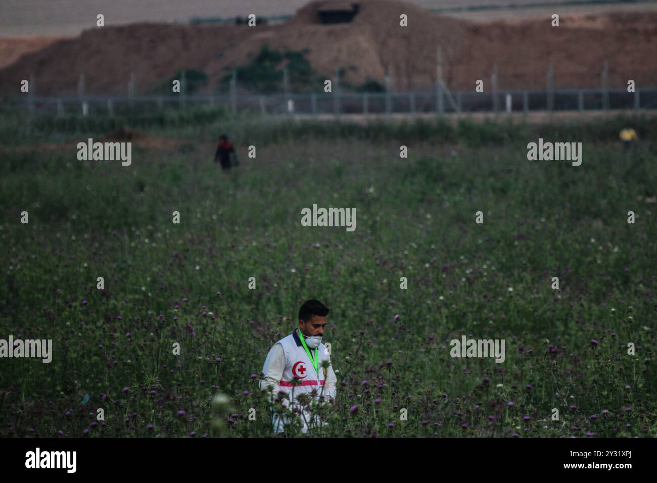 Gaza, Palästina, 5. April 2019. Palästinensische Demonstranten stoßen an diesem Freitag im Gebiet von Abu Safiya im Norden des Gazastreifens an der Grenze zu Israel auf israelische Truppen. Tausende Palästinenser nahmen an der Kundgebung an fünf Hauptstandorten entlang der Grenze des Gazastreifens zu Israel Teil. Einige Palästinenser warfen Steine auf die israelischen Soldaten auf der anderen Seite des Zauns, die Tränengaskanister, Gummigeschosse und lebende Schüsse auf Demonstranten abfeuerten, bei denen einige von ihnen verletzt wurden. Eine große Anzahl von Sanitätern war an den Standorten anwesend, um die zu unterstützen Stockfoto