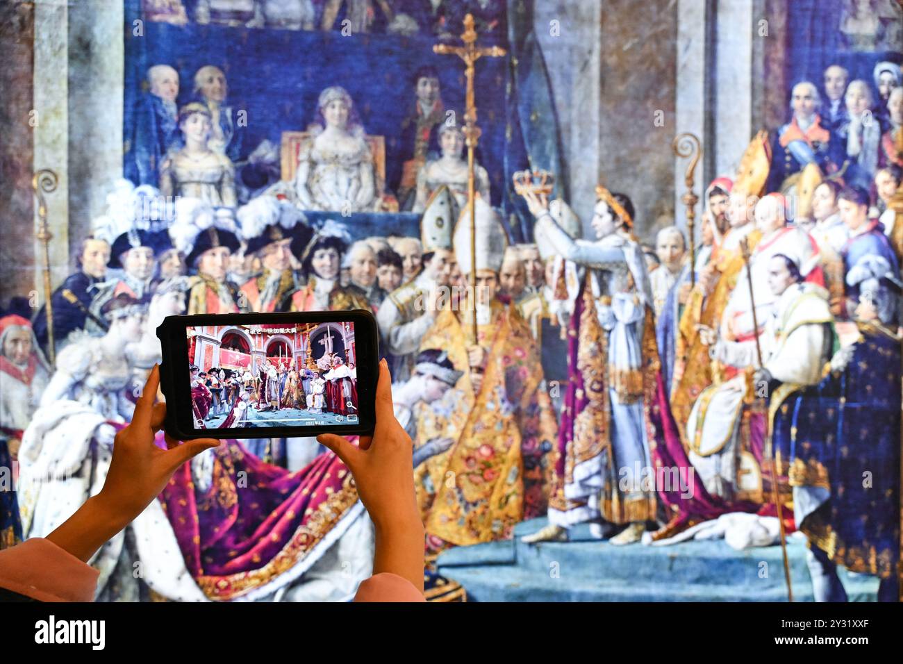 Besucher können die Krönungszeremonie Napoleons I. über AR-Geräte beobachten. Peking, China.11. September 2024.die 'Wiedergeburt aus der Asche - Notre-Dame de Paris Immersive Exhibition mit Augmented Reality' wurde am 12. September 2024 im Chinesischen Nationalmuseum in Peking, der Restaurierungsanstalt der Kathedrale Notre Dame, der L'Oreal Group of France und der Histovery of France gemeinsam präsentiert.Credit: Tian Yuhao/China News Service/Alamy Live News Stockfoto
