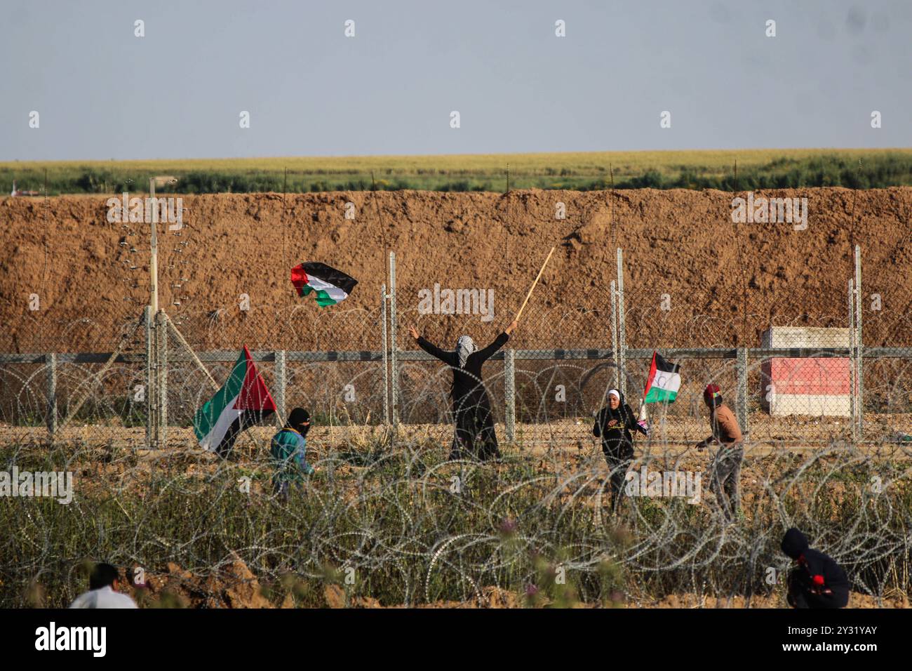 Gaza, Palästina, 5. April 2019. Palästinensische Demonstranten stoßen an diesem Freitag im Gebiet von Abu Safiya im Norden des Gazastreifens an der Grenze zu Israel auf israelische Truppen. Tausende Palästinenser nahmen an der Kundgebung an fünf Hauptstandorten entlang der Grenze des Gazastreifens zu Israel Teil. Einige Palästinenser warfen Steine auf die israelischen Soldaten auf der anderen Seite des Zauns, die Tränengaskanister, Gummigeschosse und lebende Schüsse auf Demonstranten abfeuerten, bei denen einige von ihnen verletzt wurden. Eine große Anzahl von Sanitätern war an den Standorten anwesend, um die zu unterstützen Stockfoto