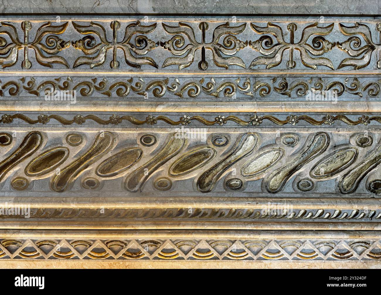 Gravur oder Relief einer ethnischen Tempelmauer in Indonesien. Traditionelles Kunsthandwerk zeigt Details mit seinen wunderschönen und verzierten Ornamenten. Stockfoto
