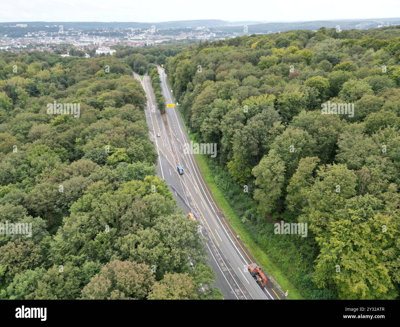 Auf der A623 in Richtung Saarbrücken ist am Mittwoch 11.9.2024 ein Kanalabwasserschacht eingebrochen. Zwischen den Anschlussstellen Dudweiler und Saarbrücken-Rodenhof müssen die Autobahn also voll gesperrt werden. Autofahrerinnen und Autofahrer müssen derzeit an der Ausfahrt Dudweiler abfahren. Alledings war mitb den Arbeiten sofort begonnen, der Schacht war am Mittwochnachmittag bereits veschlossen schwaruzes Viereck, frisch geteert. *** Am Mittwoch, den 11. 9. 2024, brach auf der A623 in Richtung Saarbrücken Ein Kanalkanalloch Ein Stockfoto