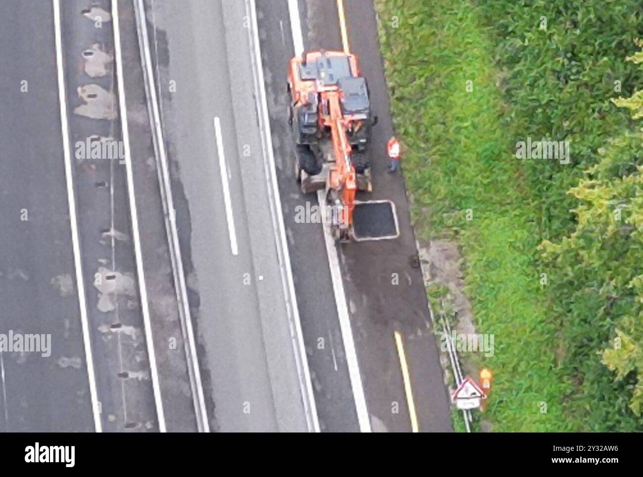 Auf der A623 in Richtung Saarbrücken ist am Mittwoch 11.9.2024 ein Kanalabwasserschacht eingebrochen. Zwischen den Anschlussstellen Dudweiler und Saarbrücken-Rodenhof müssen die Autobahn also voll gesperrt werden. Autofahrerinnen und Autofahrer müssen derzeit an der Ausfahrt Dudweiler abfahren. Alledings war mitb den Arbeiten sofort begonnen, der Schacht war am Mittwochnachmittag bereits veschlossen schwaruzes Viereck, frisch geteert. *** Am Mittwoch, den 11. 9. 2024, brach auf der A623 in Richtung Saarbrücken Ein Kanalkanalloch Ein Stockfoto