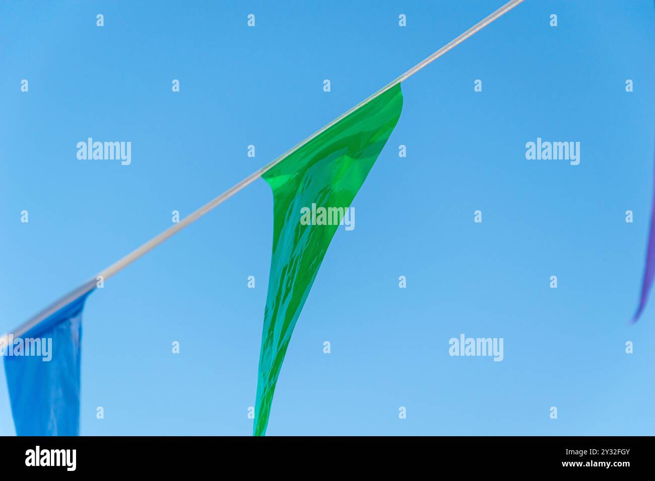 Grüne Kunststoffbanner zur Straßendekoration bei Feierlichkeiten und Veranstaltungen Stockfoto