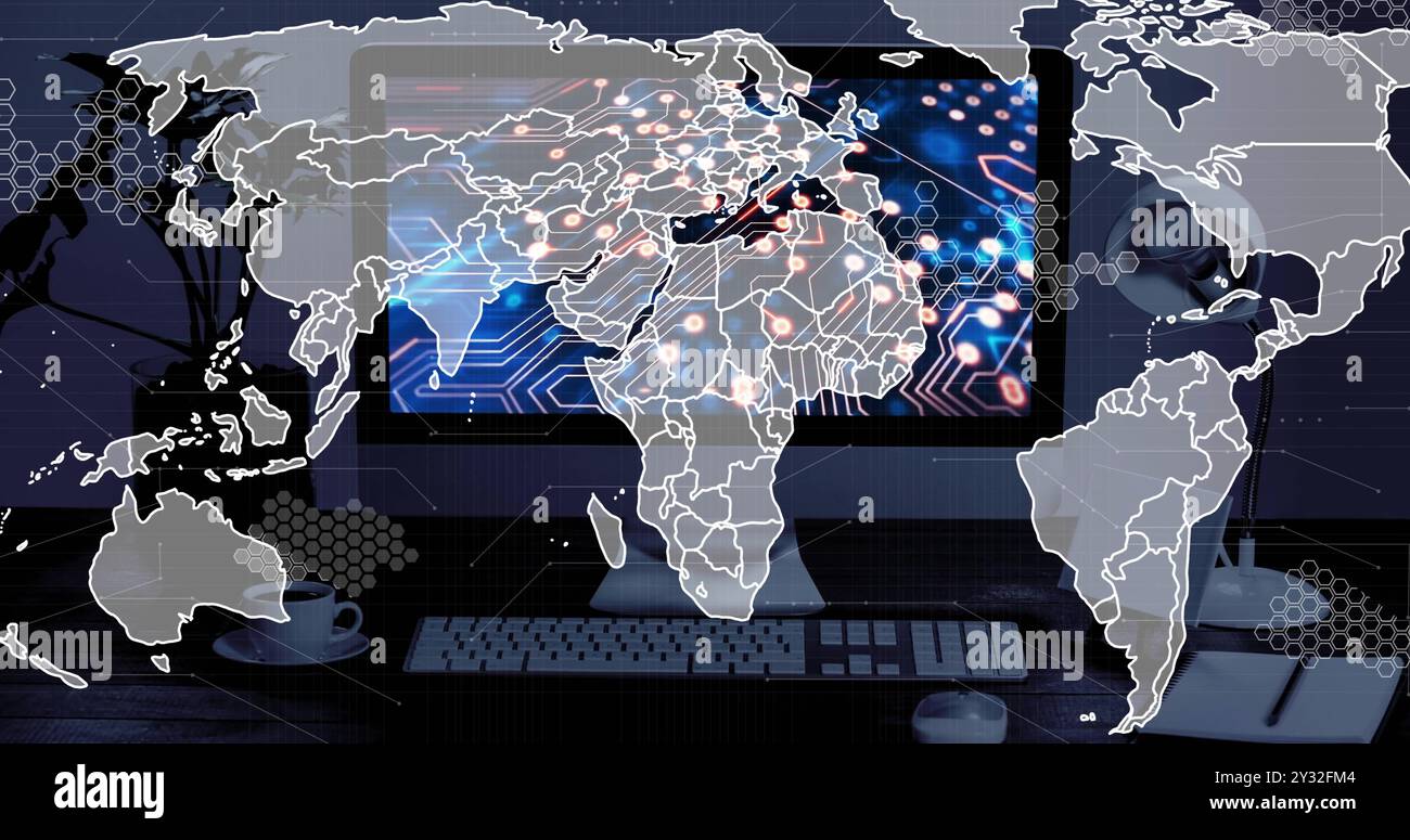 Bild der Weltkarte über dem Computerbildschirm mit Computerplatine Stockfoto