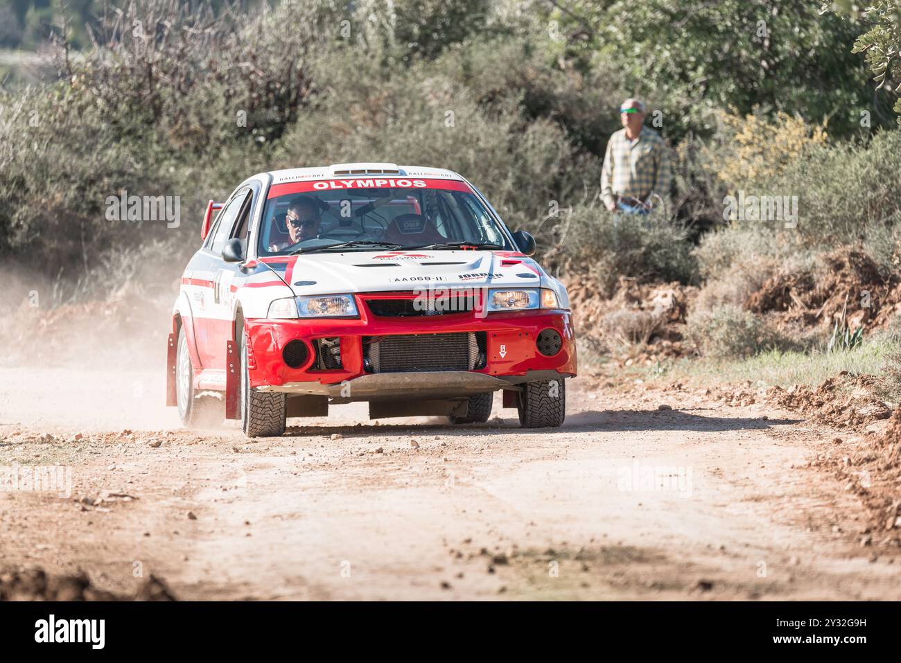 Anogyra, Zypern - 29. Januar 2023: Rallyefahrzeug fährt auf einer Feldstraße beim Anogyra Rally Sprint 2023 Stockfoto