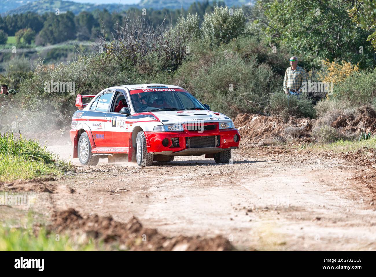 Anogyra, Zypern - 29. Januar 2023: Rallyefahrzeug fährt auf einer Feldstraße beim Anogyra Rally Sprint 2023 Stockfoto