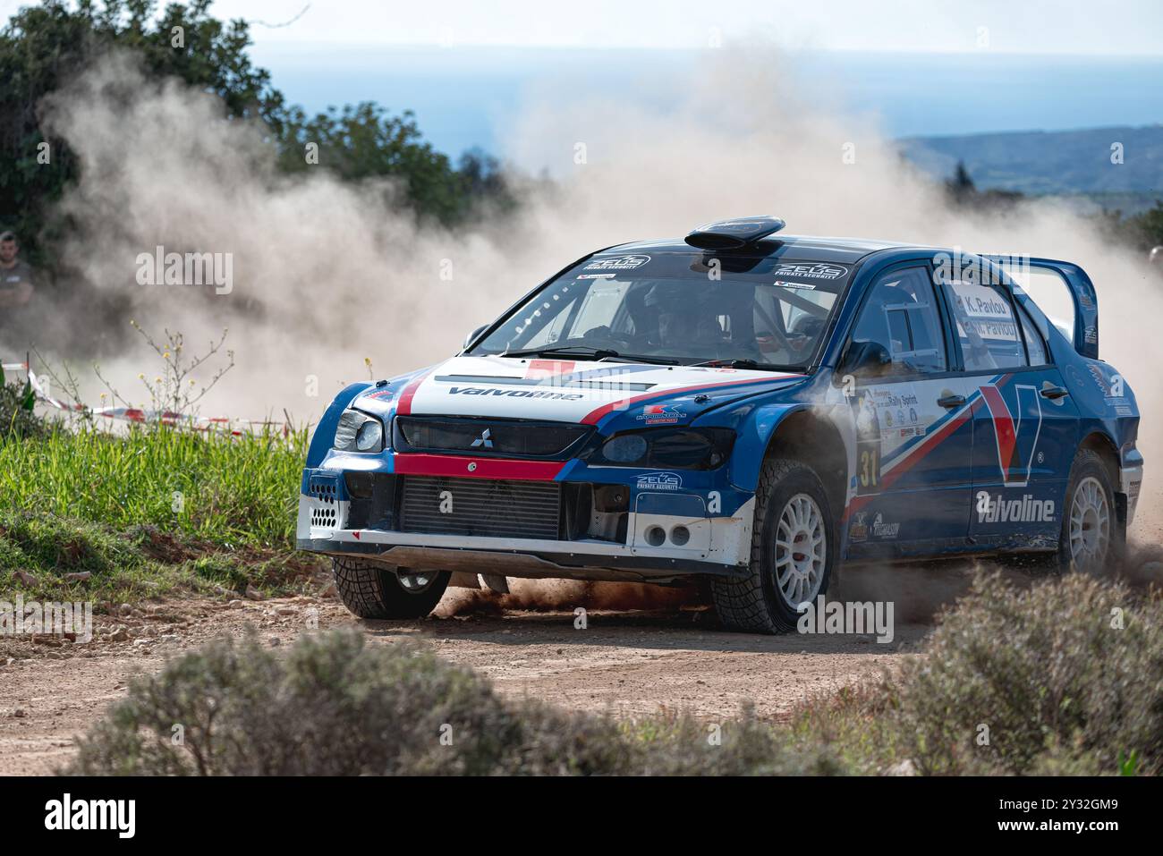 Anogyra, Zypern - 29. Januar 2023: Mitsubishi Lancer Evo III sammelt während des Anogyra Rallye-Sprints 2023 Staub auf unbefestigten Straßen Stockfoto