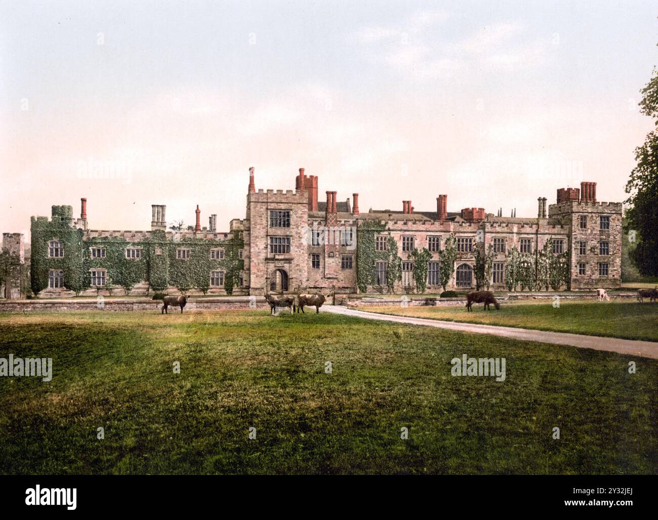 Schloss Penshurst in Kent, England, eines der vollständigsten Beispiele der Wohnarchitektur des 14. Jahrhundert und der Stammsitz der Familie Sidney, Tunbridge Wells, England / eines der vollständigsten Beispiele der Hausarchitektur des 14. Jahrhunderts und der Stammsitz der Familie Sidney, Historisch, digital restaurierte Reproduktion von einer Vorlage aus dem 19. Jahrhundert. Jahrhundert, 1880, Datum nicht angegeben Stockfoto