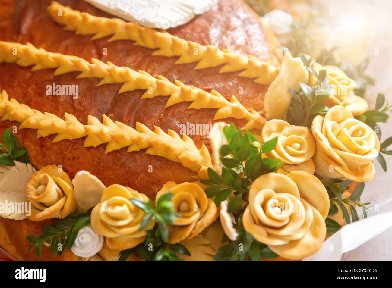 Eine lebendige Darstellung von gelben Rosen und Grün in einem bezaubernden Topf auf einer sonnendurchfluteten Oberfläche. Stockfoto